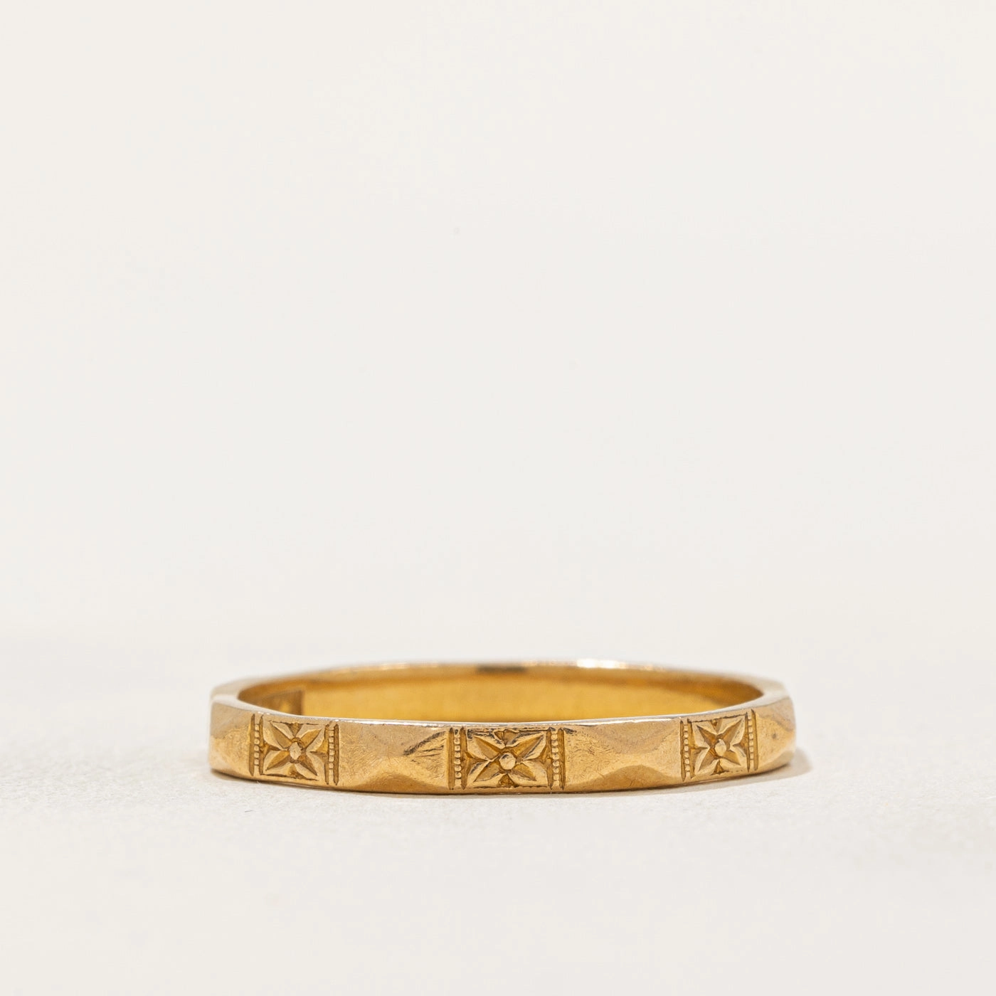1956 London 22k Yellow Gold Band with Flower Motif | SZ 8.75 | Casual Detail Unique Element