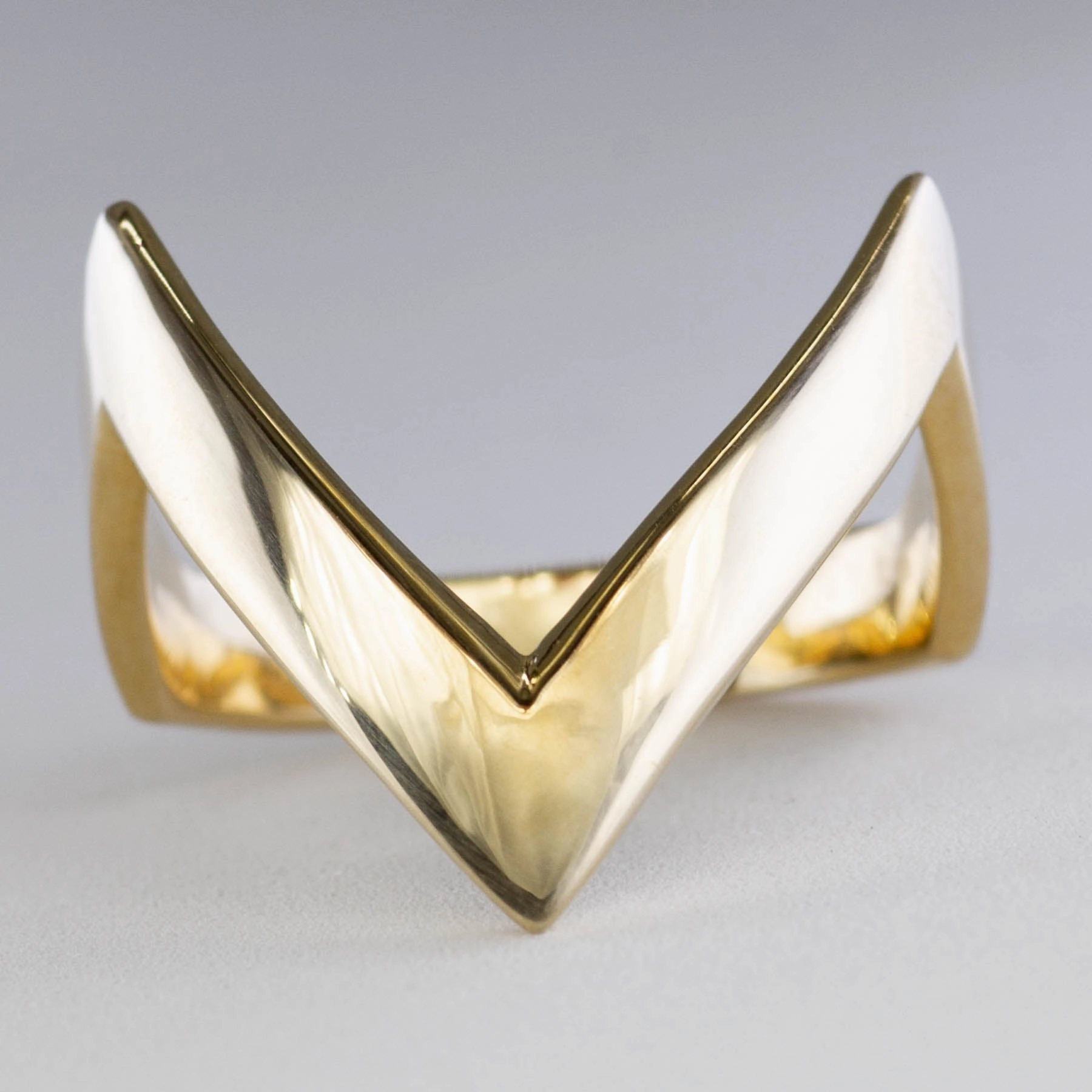 '100 Ways' Yellow Gold V Ring | SZ 7 | Chic Fusion Premium Look