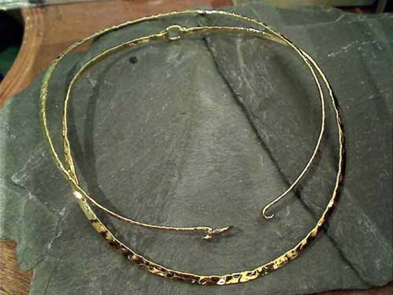 Alchemia 4mm Hammered Locking Neck Cuff Premium Piece Classic Highlight