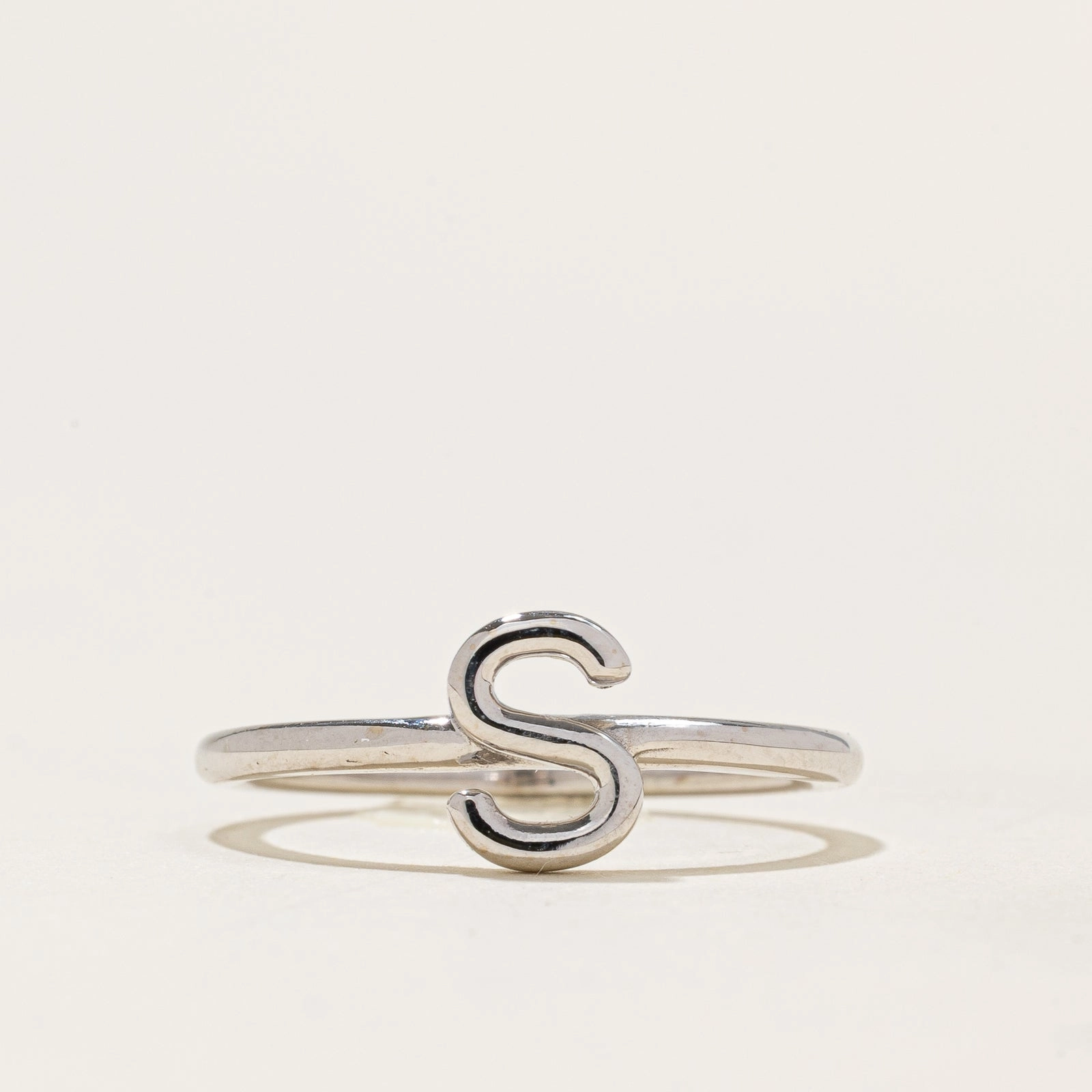 Glow Finish '100 Ways' White Gold 'S' Initial Ring | SZ 7