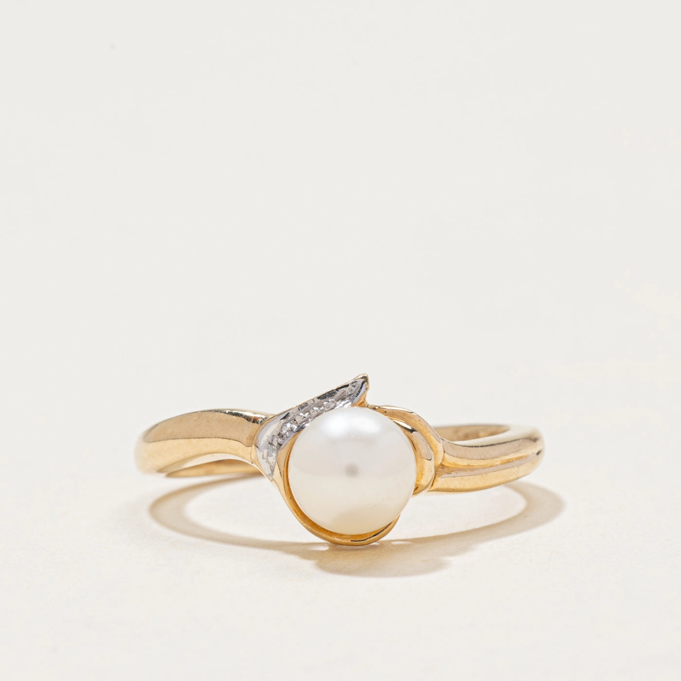 10k Pearl & Diamond Accented Ring | 0.003ctw | SZ 7.25 Gifting Light Radiant Detail