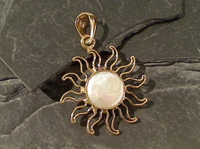 Coin Pearl, Alchemia Sun Pendant Everyday Finish