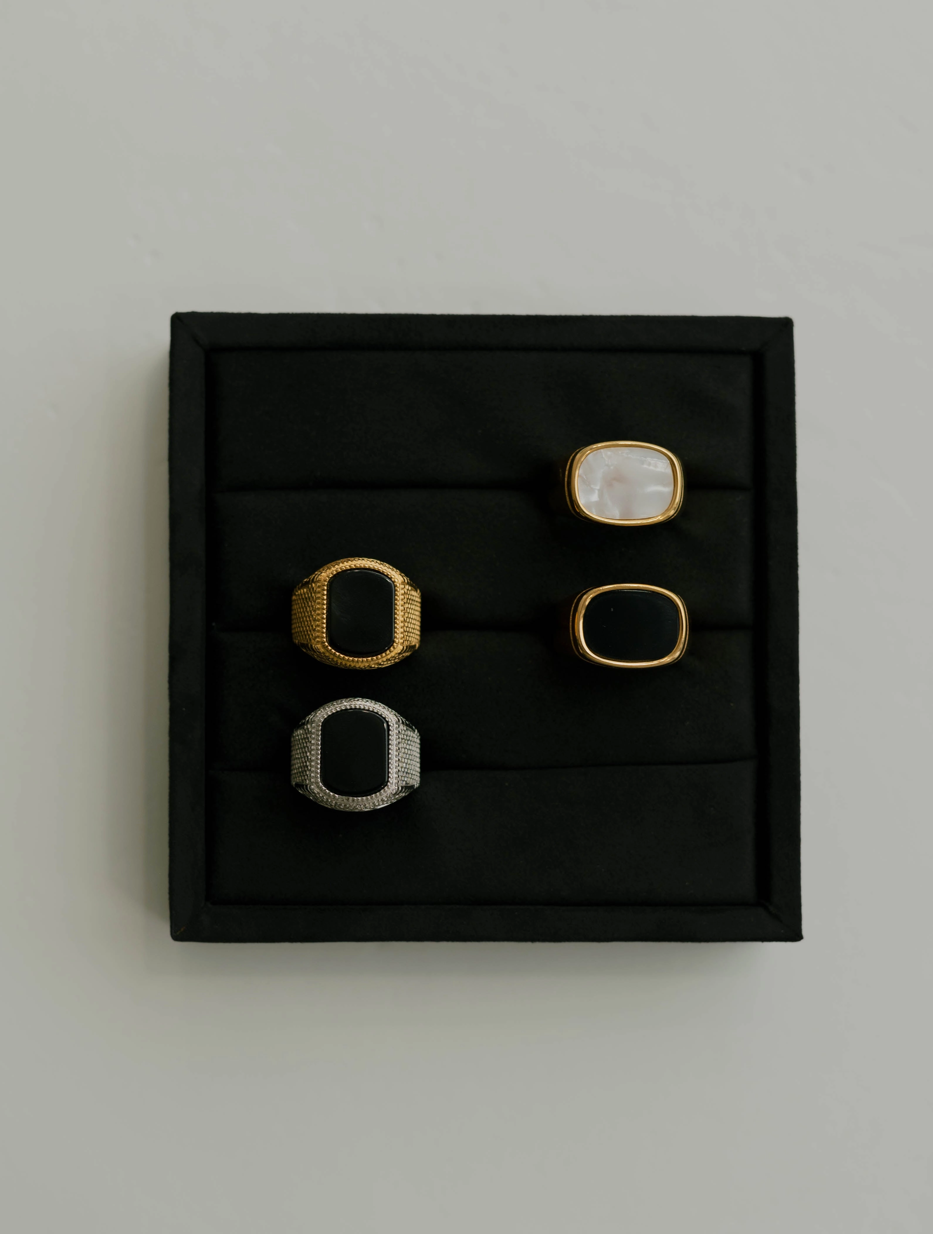 Polished Shape Exclusive Edge Square Stone Signet Ring ?C Gold