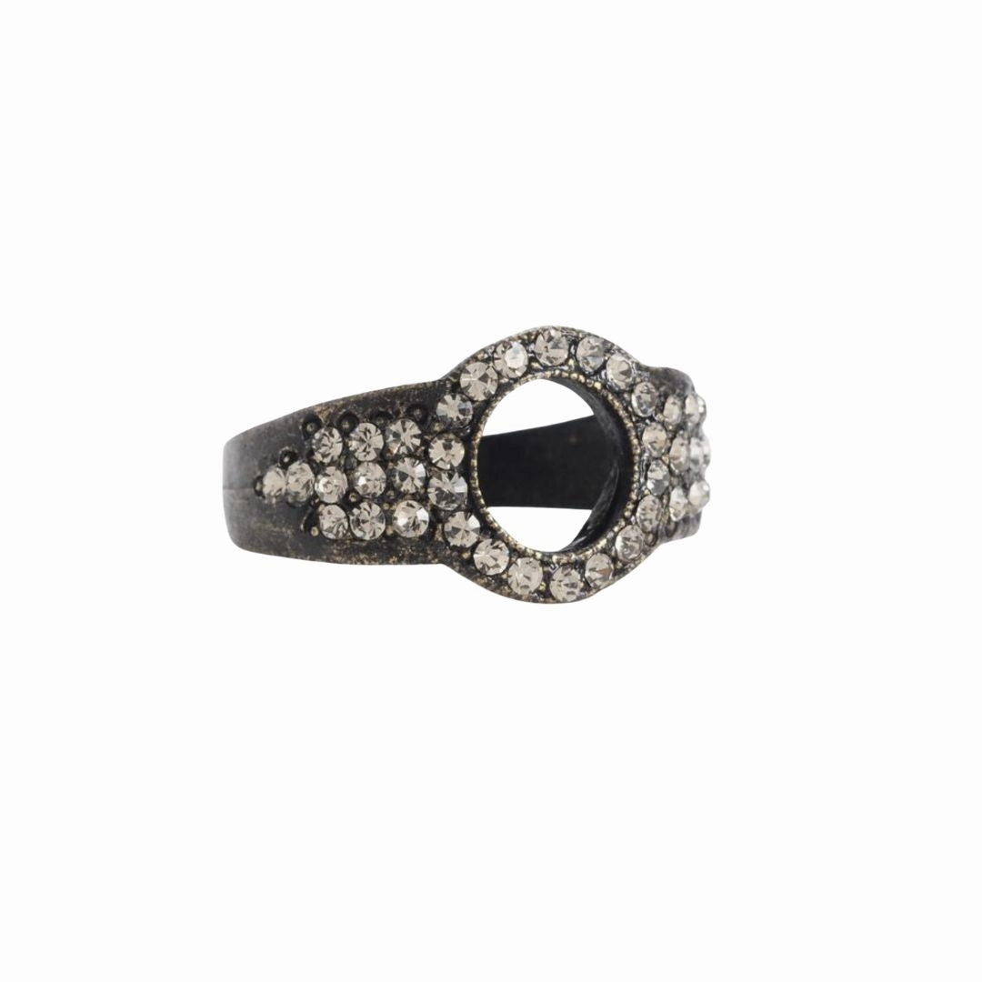 Graceful Edge Keyhole Crystal Ring