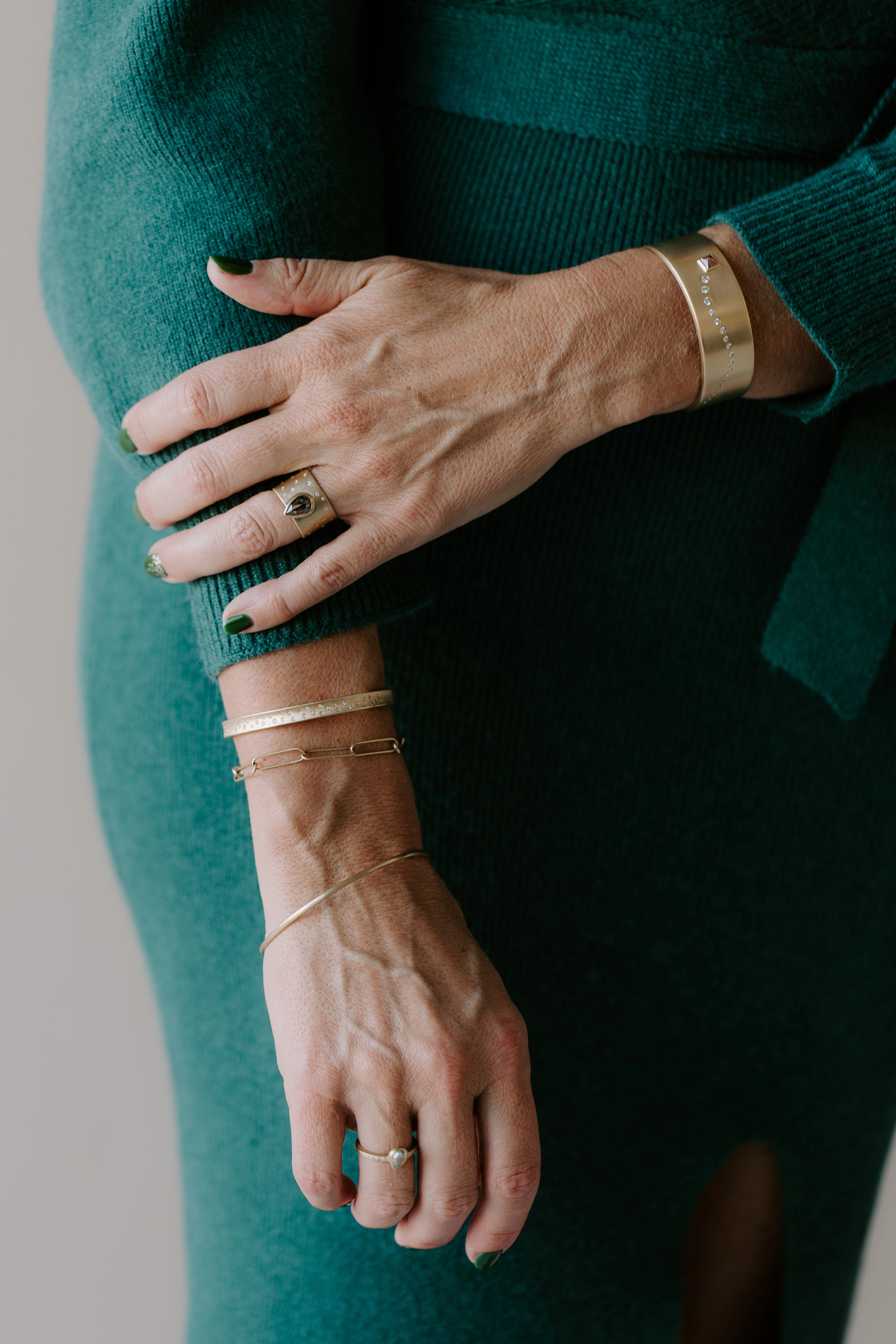 Narrow Scattered Diamond Cuff - 18ky Gold   VS Diamonds Trend Setter Bold Glance