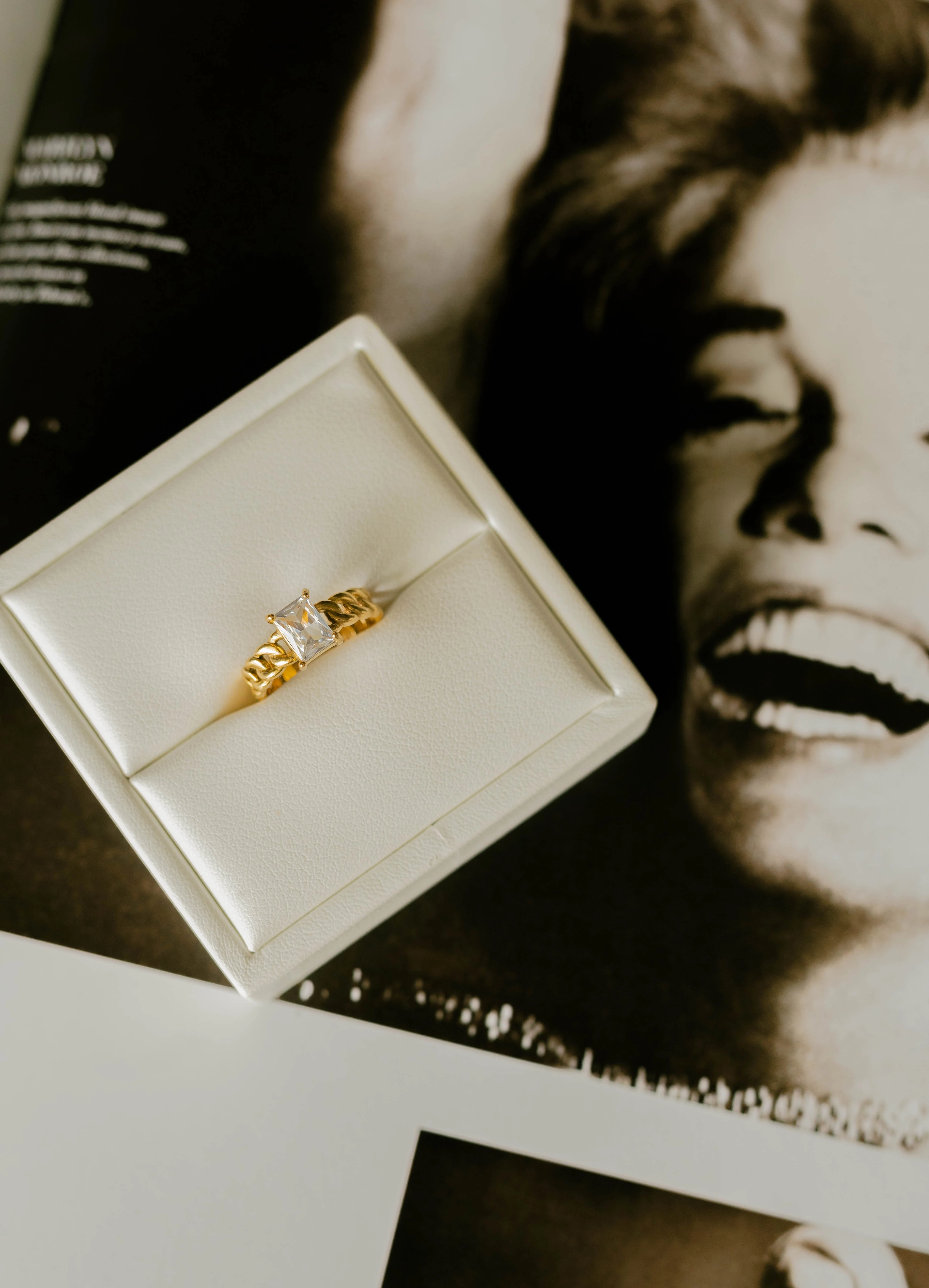 Rectangle Stone Chain Ring ?C White CZ Shining Gem Shimmering Highlight