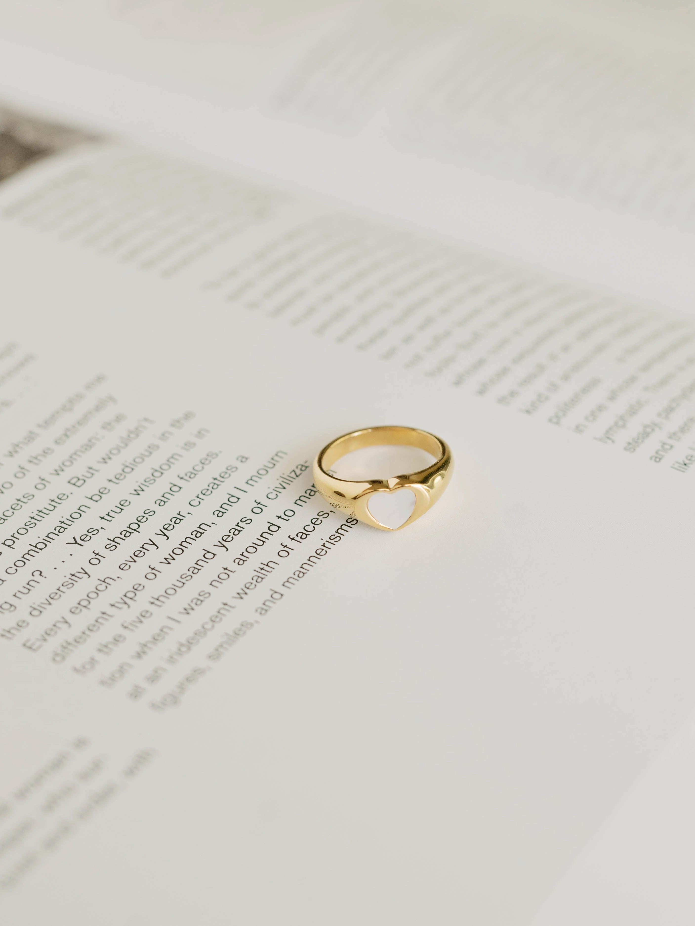 Casual Touch Minimalist Charm Heart Ring ?C Mother of Pearl