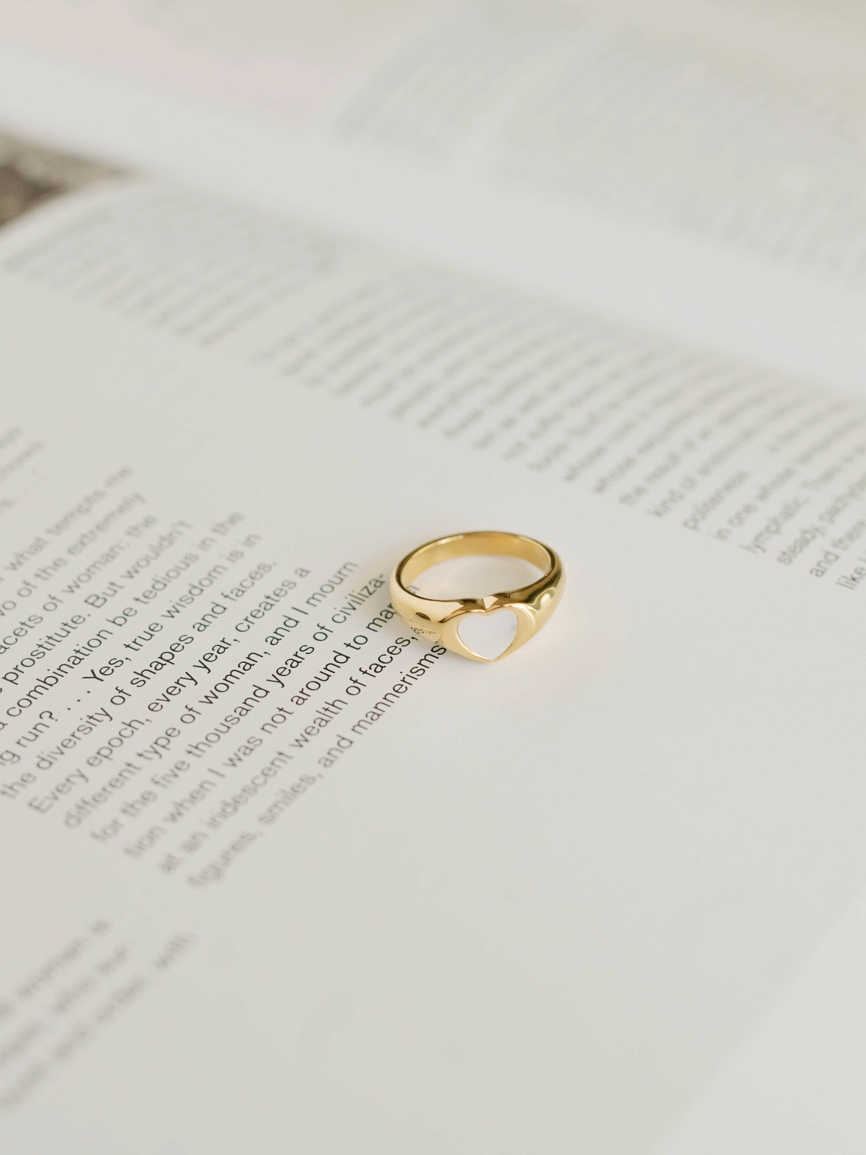 Refined Accessory Heart Ring ?C Mother of Pearl