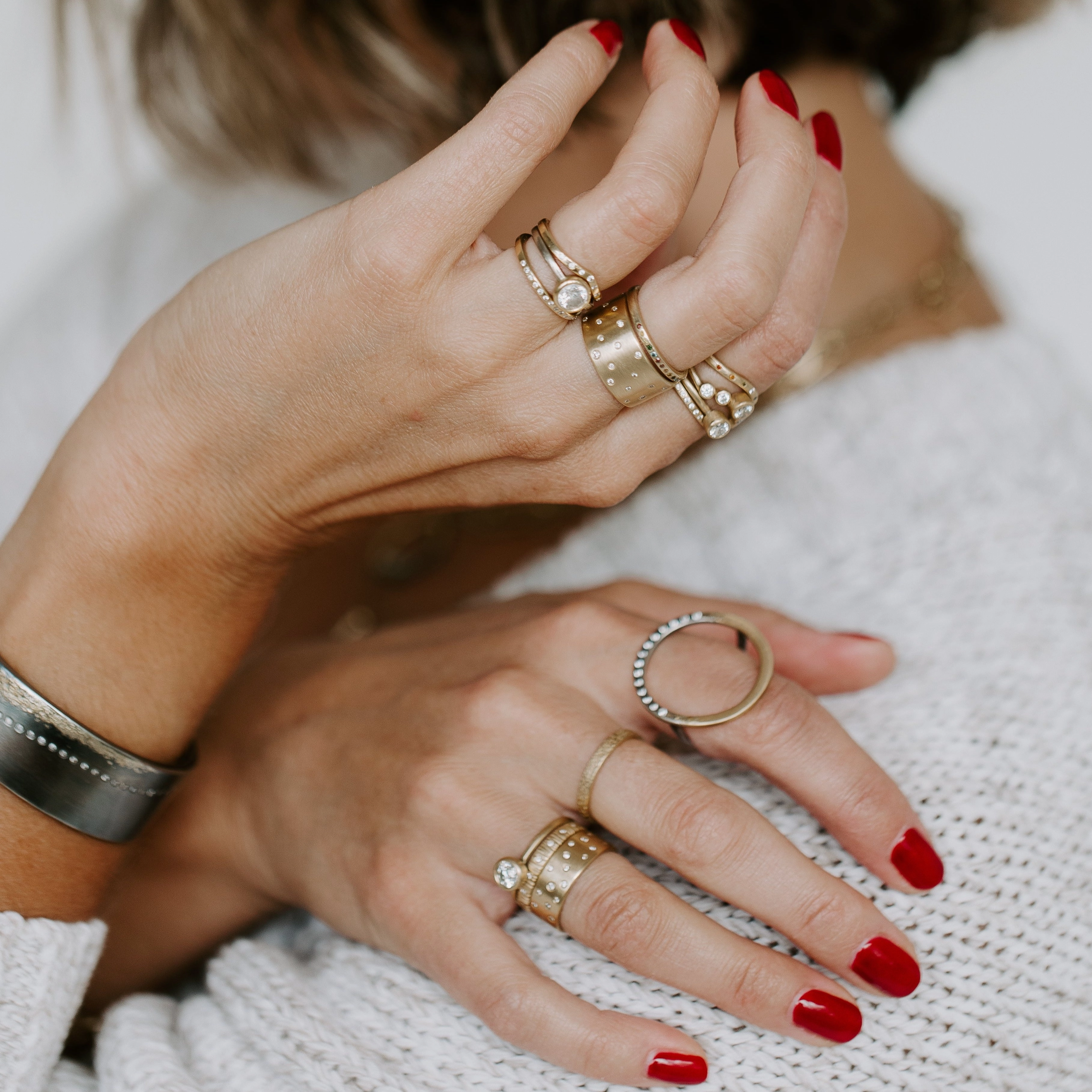 Model Fit 18ky Gold Scattered Diamond Band (Diamonds All The Way Around) - 4mm, 7mm, 10mm