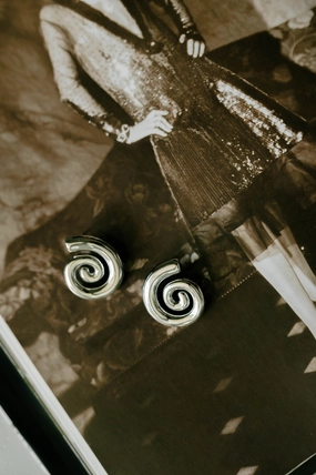 Swirl Studs ?C Silver Polished Highlights Inspired Feature