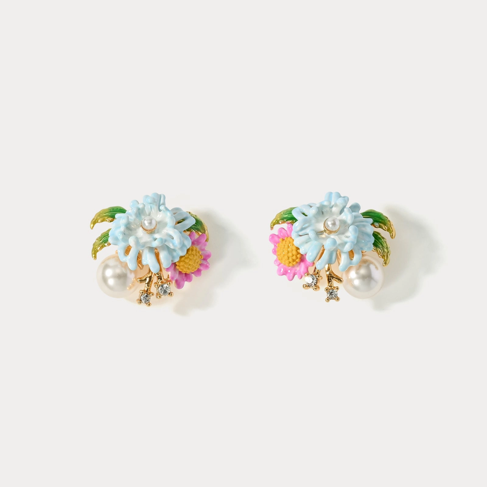 Glossy Accent Daisy Pearl Stud Earrings