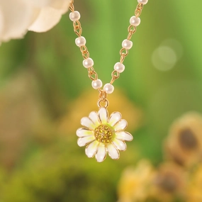 Elegant Look Daisy Pearl Necklace